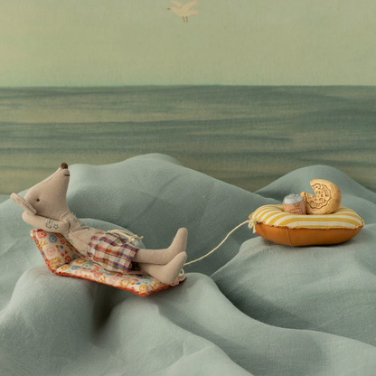 Beach mouse with air mattress for Dad - Flower